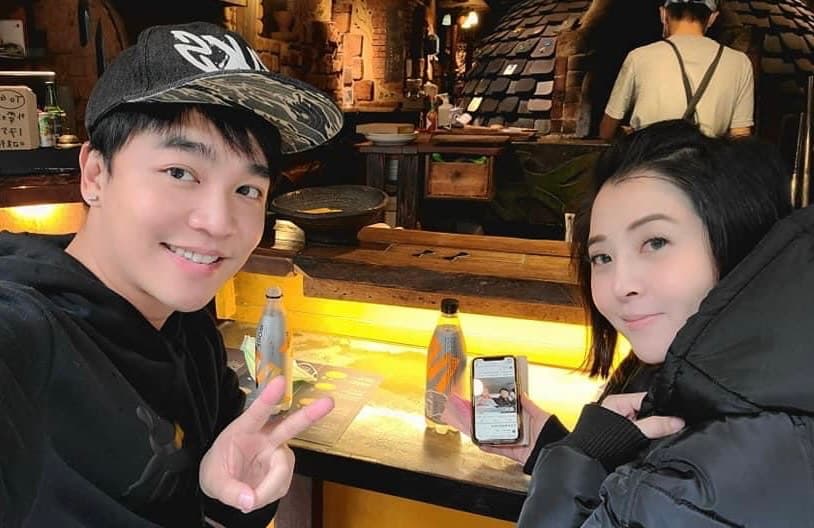 李亮瑾(右)與張峰奇(左)前年就登記結婚,直到去年9月懷孕3個月後才公布兩人已婚消息。(翻攝自自張峰奇臉書)