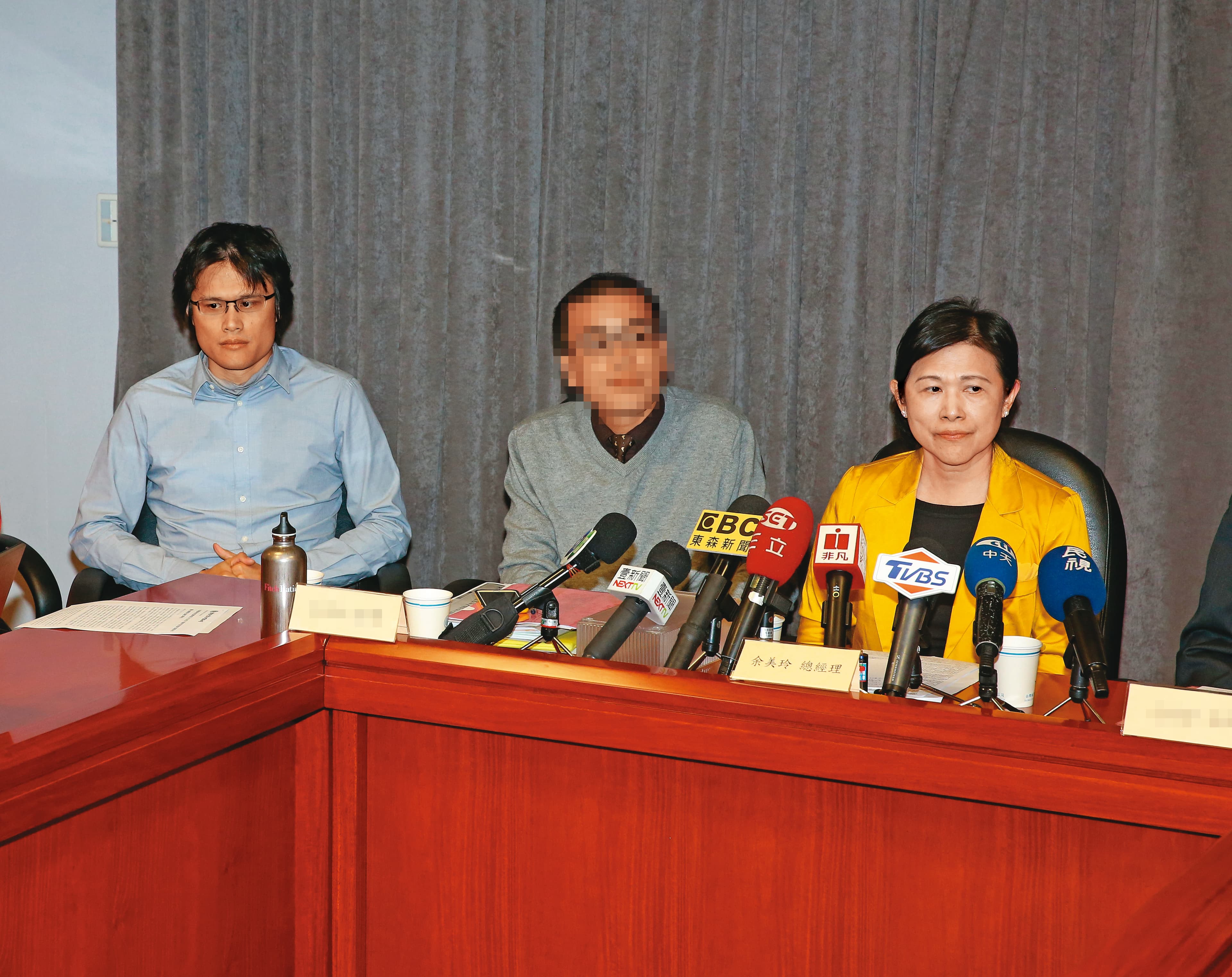 台紙董事長余美玲(右)將公司轉賣給女兒戴頌雯擔任董事長的新誠資產,巧合的是,她跟兒子戴頌偉(左)都擔任該公司董事,遭質疑涉及關係人交易。