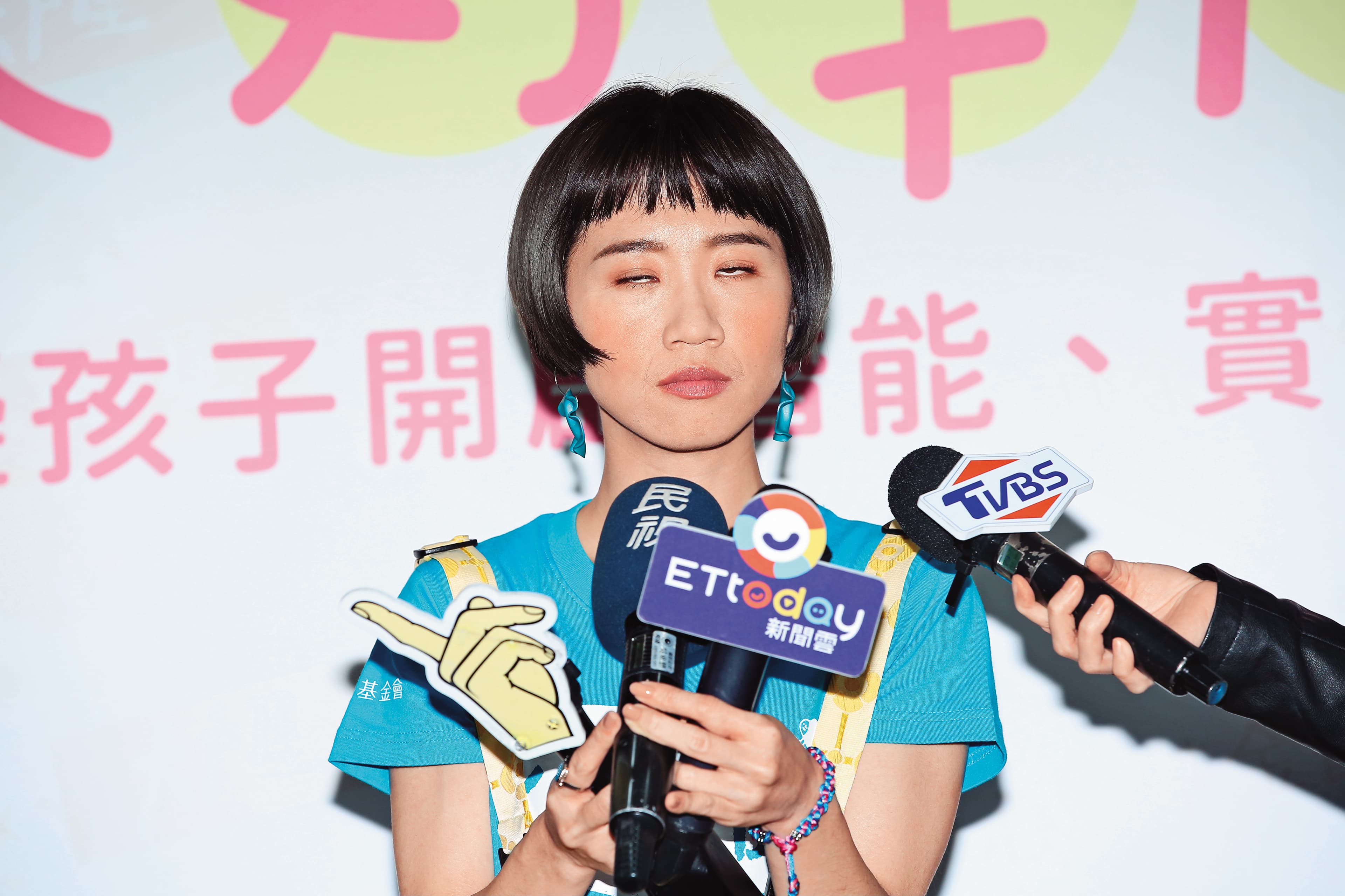人面太廣有時也麻煩,Lulu連被逼問麻吉的八卦,只能無奈白眼。(握拳暴筋)