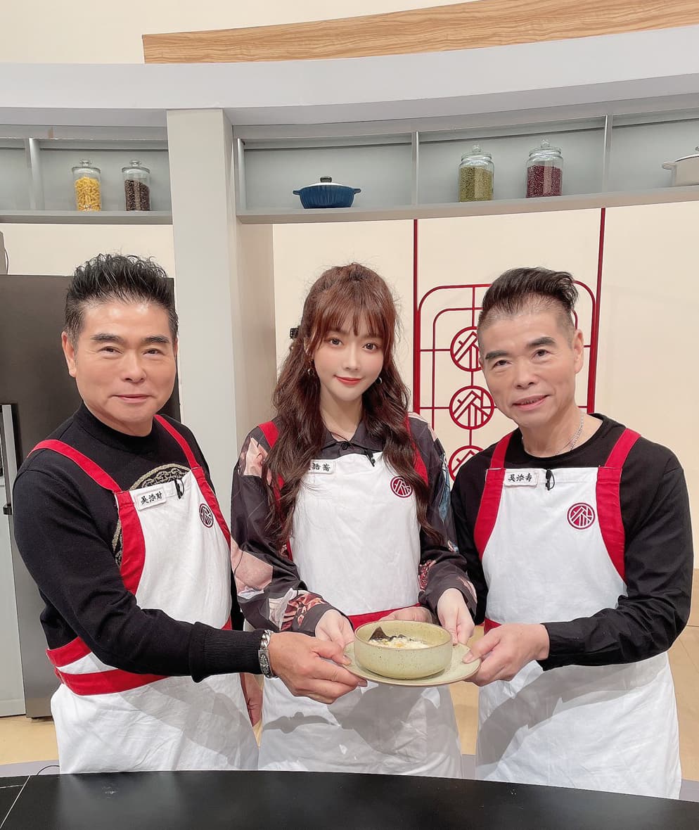成語蕎和爸爸(左)、叔叔一起上《鴻門家宴》(伊林娛樂提供)