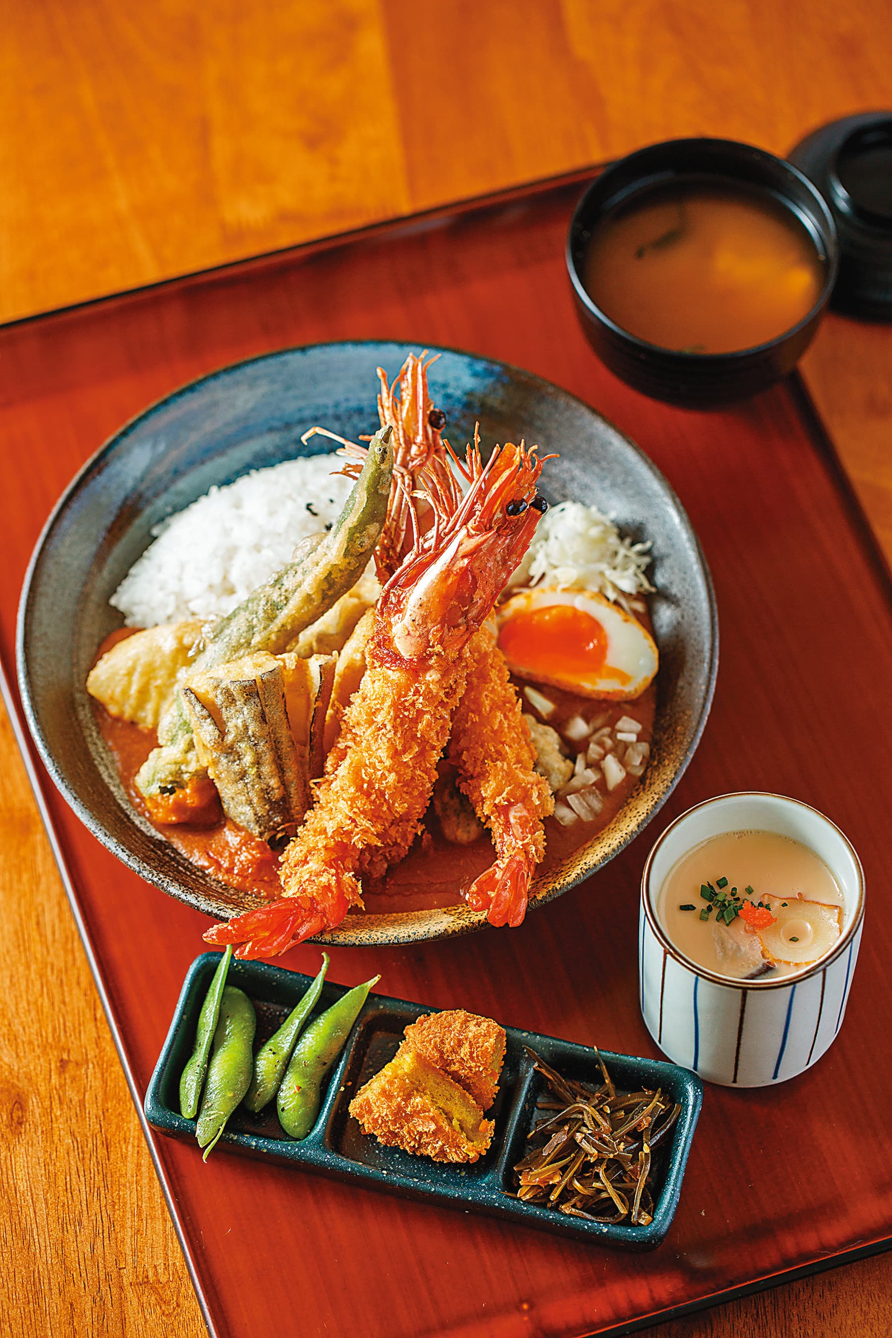將日本進口的大草蝦酥炸後搭配特製咖哩的「野生海大蝦熟成咖哩」很受客人喜愛。(420元/份)