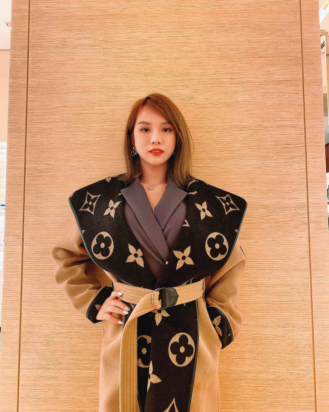 小A辣身穿19萬元的LV精品服裝,呈現時尚質感。(翻攝自小A辣IG)