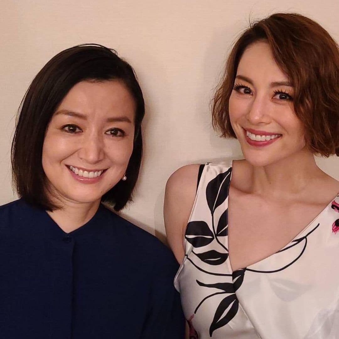鈴木京香捧場米倉涼子的晚宴秀,兩人合照破除不合傳聞。(翻攝米倉涼子IG)