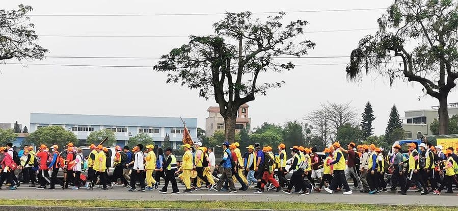 白沙屯媽祖遶境,08:00頭旗過大安溪橋。(翻攝白沙屯拱天宮粉絲專頁)