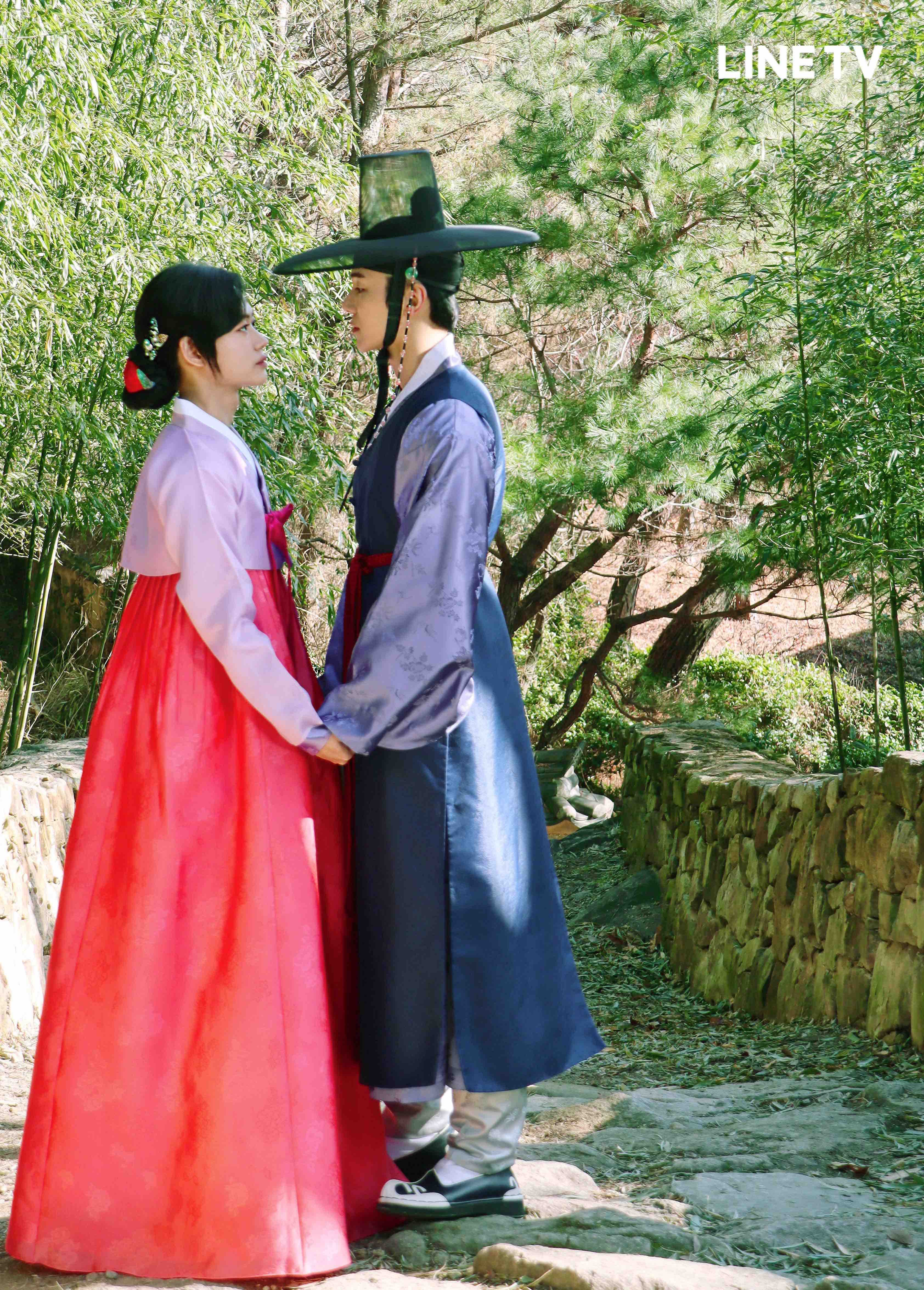 李洗賑(左)代替逃婚妹妹嫁給姜仁秀。(LINE TV提供)
