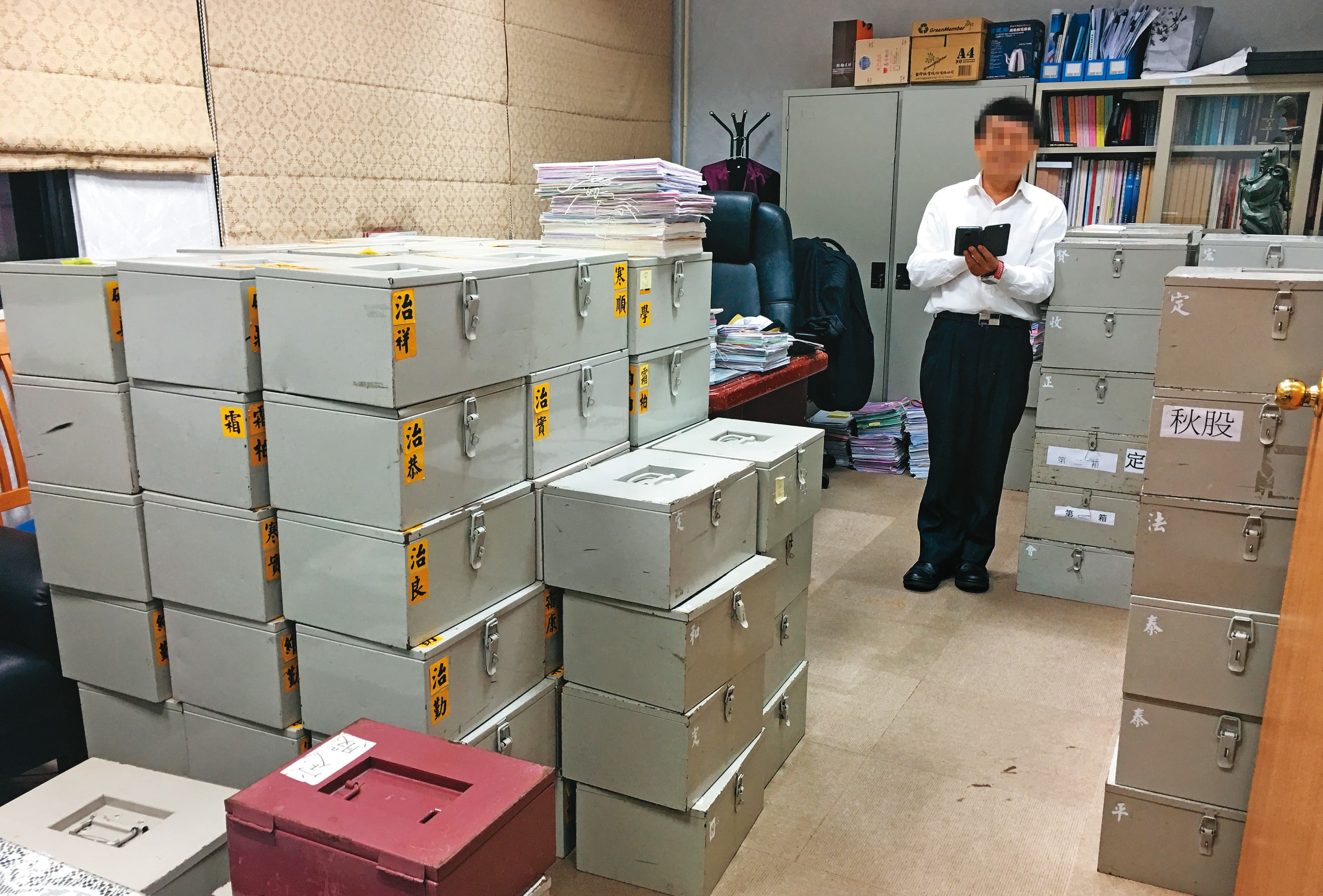 檢察官結案後會將書類與卷宗裝箱送審,每天在襄閱主任檢察官室都可看到堆滿待審箱子,工作量可想而知。