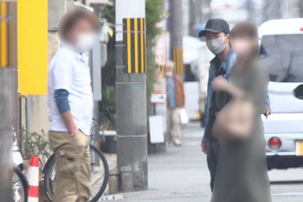 大野智帶女友造訪有特殊回憶的旅館與年輕時的恩人,被認為與新戀人認真交往的程度不一般。(翻攝自女性自身)
