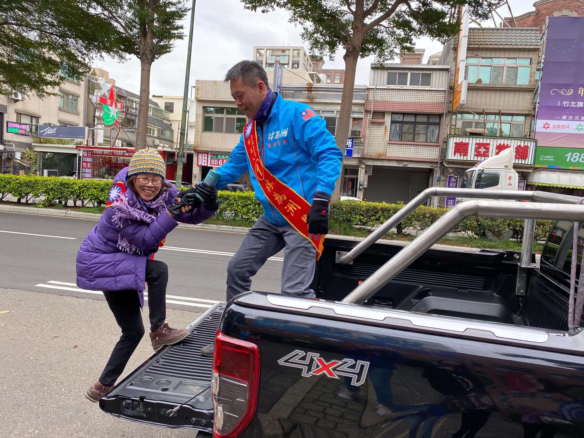 國民黨立委林為洲去年連任後,前妻郭慶珠陪他一起車隊掃街謝票。(翻攝林為洲臉書)