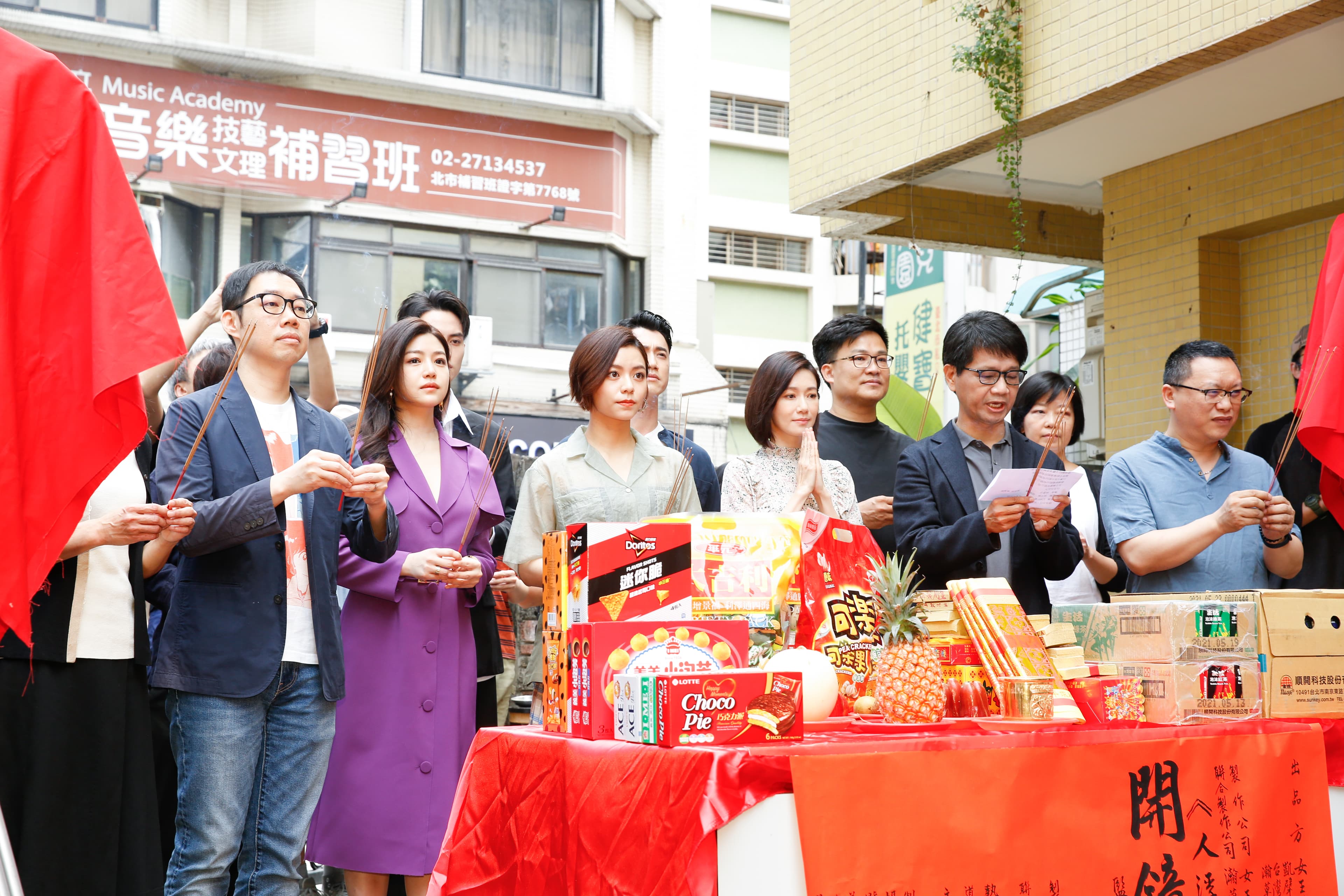 影集《人浮於愛》由林書宇執導,22日他帶領陳妍希等主要演員進行開鏡拜拜。