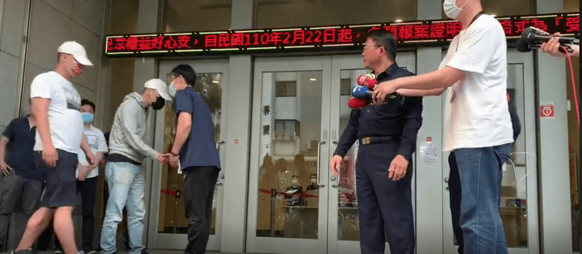 松山分局警員酒後挑釁遭黑衣人,遭闖入分局砸電腦,分局更大費周章召開史無前例的「雙方道歉說明會」,仍難平息爭議。(翻攝畫面)