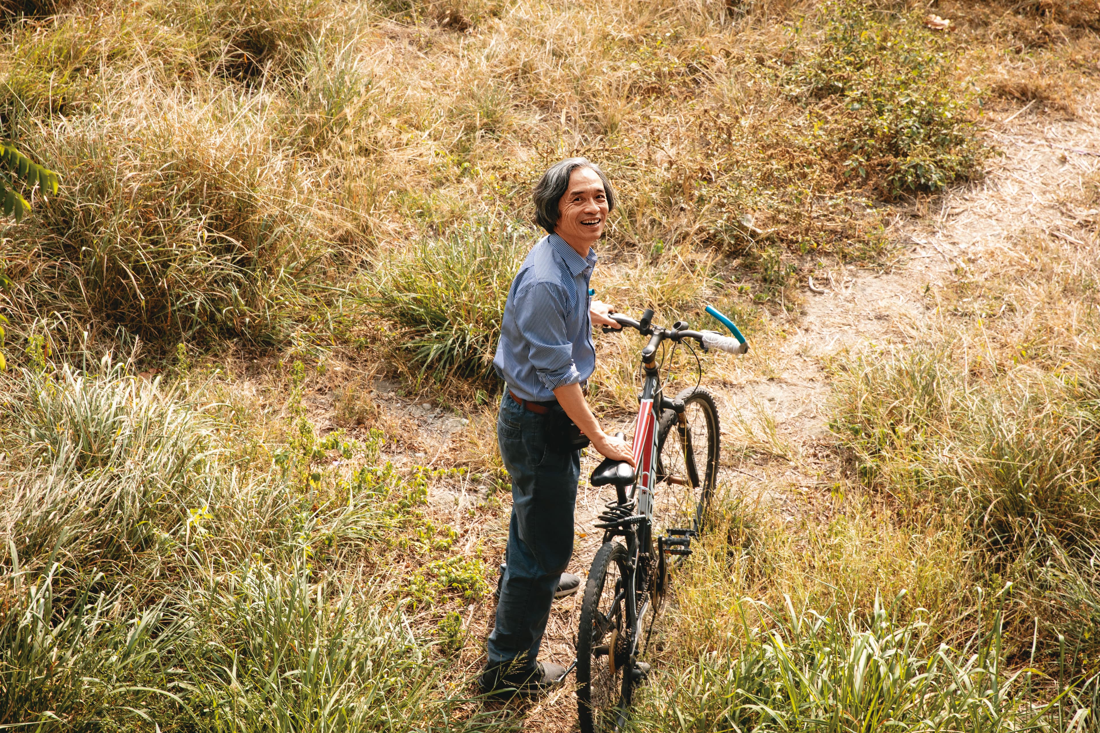 移居台東,江盛如今的代步工具是腳踏車。