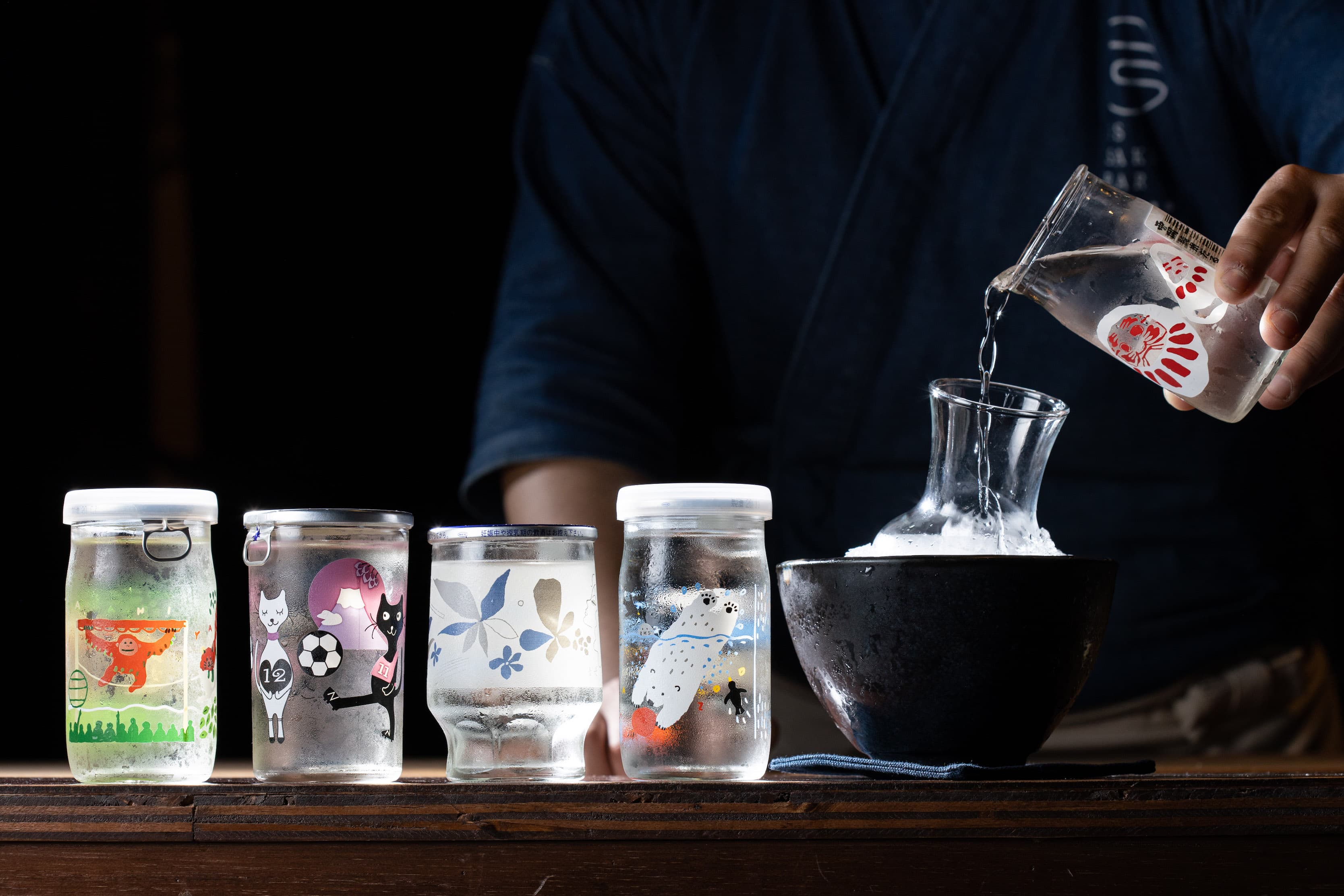 PS Sake Bar有27款杯裝清酒,可愛吸睛的酒標,滿足酒迷的蒐藏癖。(500~550元/瓶)