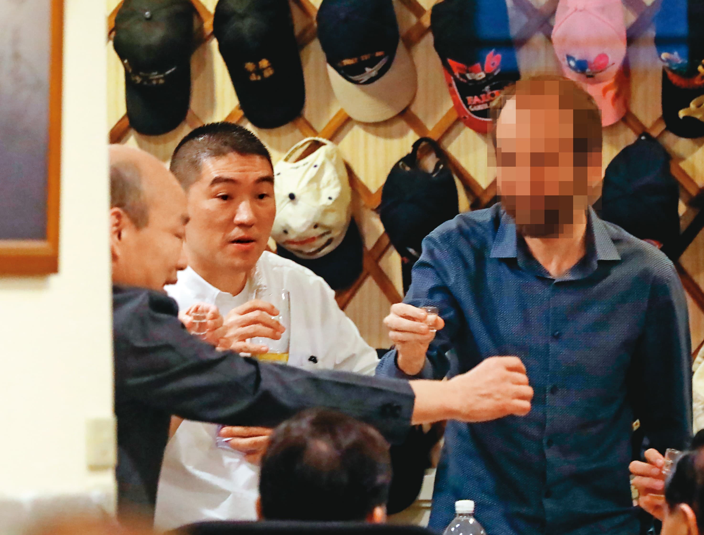 本刊直擊,近日鮮少有公開行程的韓國瑜(左)本月6日赴台北信義路某間餐館,與昔日戰友、前立委謝國樑(中)等友人餐敘。