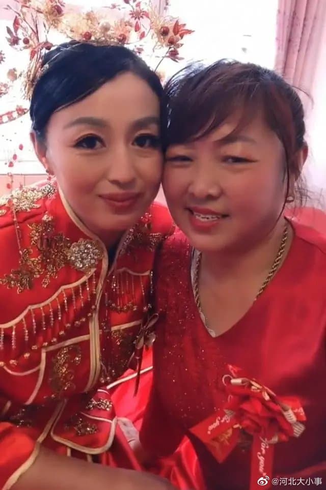 婆婆(右)與媳婦(左)緊貼臉頰合照,看起來十分親密。(翻攝自微博)