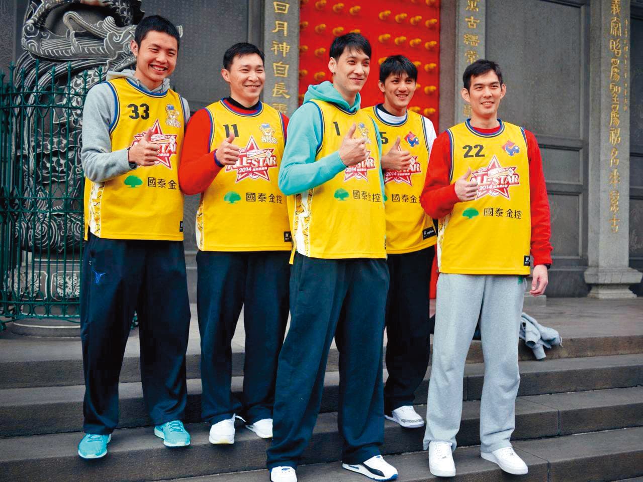 周士淵(右二)曾是2014明星賽金隊先發5人,當年與朱億宗(左起)、張智峰、田壘、呂政儒前往行天宮拜拜。(翻攝自中華男籃臉書)