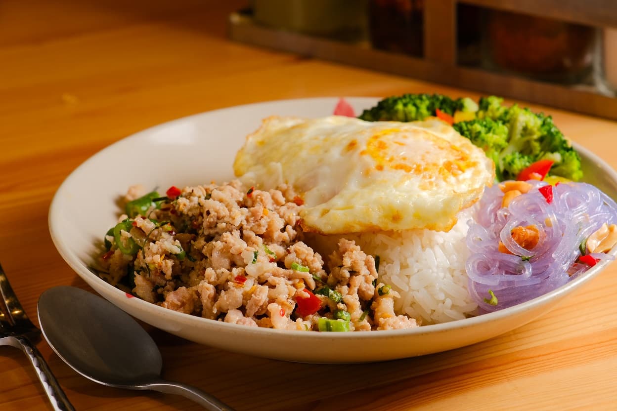 「泰北拌炒豬肉」搭上兩三樣配菜,吃得飽又很美味。(90元/份)