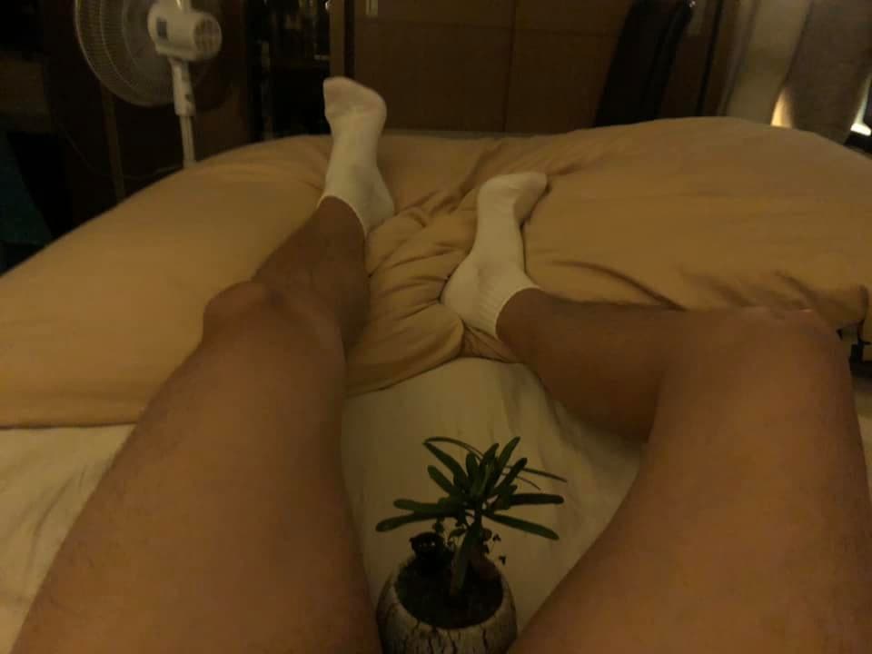 吳翔震經常在粉絲團po出自己的性感美腿照,更會hashtag #Internationalbeautifullegs ,粉絲也愛說想要躺在他大腿內側。(翻攝自吳翔震臉書)