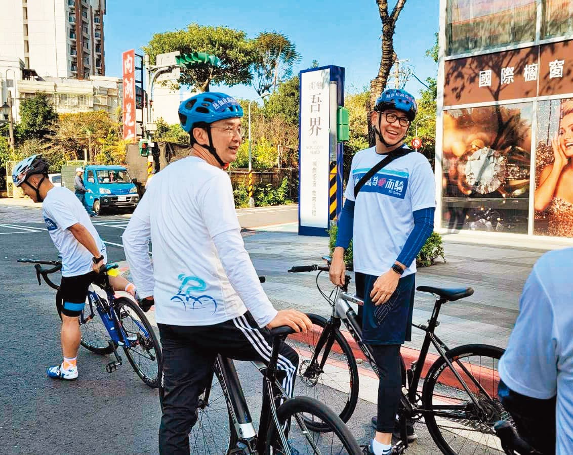 連勝文(右)與朱立倫(左)今年1月參加自行車一日北高活動,2人互動備受外界矚目。(翻攝連勝文臉書)