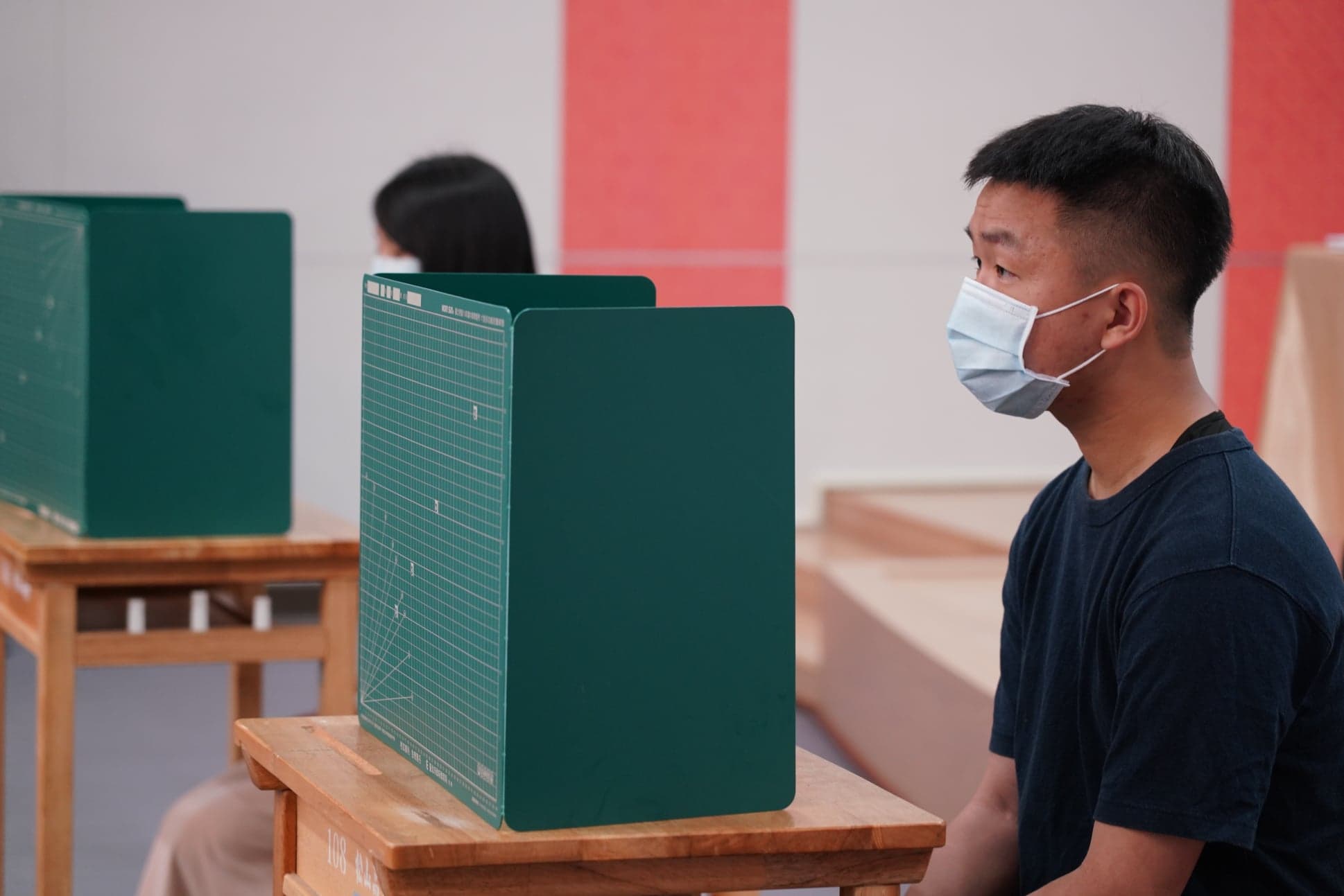 考生將在原試場使用「多功能防疫隔板」於試場內用餐且不得交談。(翻攝自台北市教育局臉書)