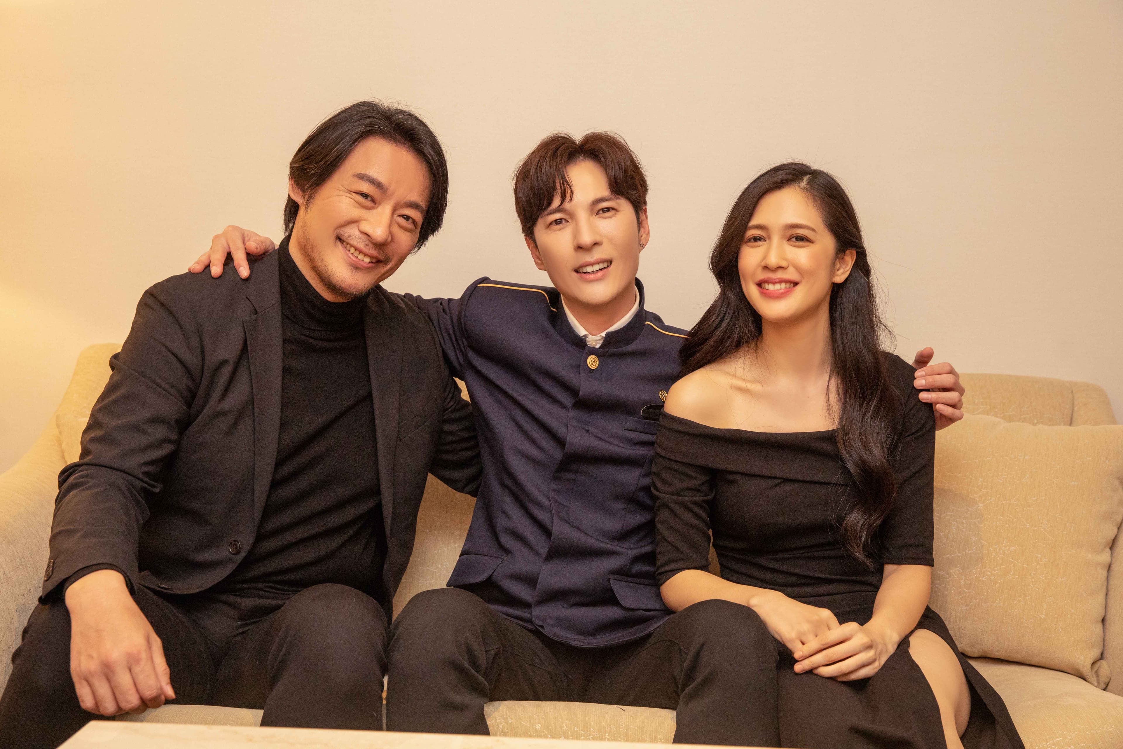 〈我們都傷〉MV邀請劉奕兒(右)和周明宇(左)共同演出。(索尼音樂提供)