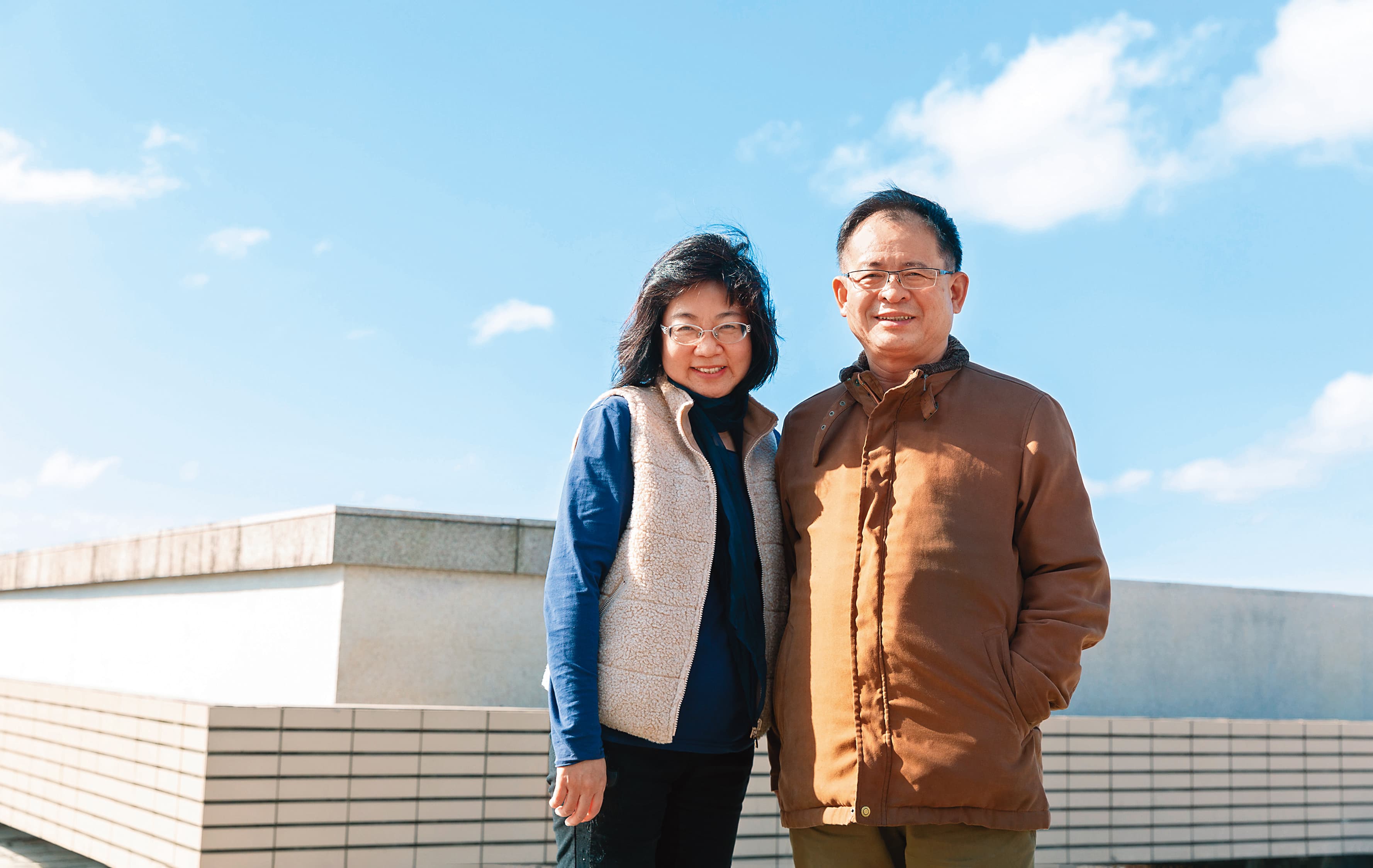 導演魏郁蓁(左)和製片徐國揚(右),耗時7年拍攝紀錄片《阿查依蘭的呼喚》,希望觀眾更認識排灣族的傳統文化。