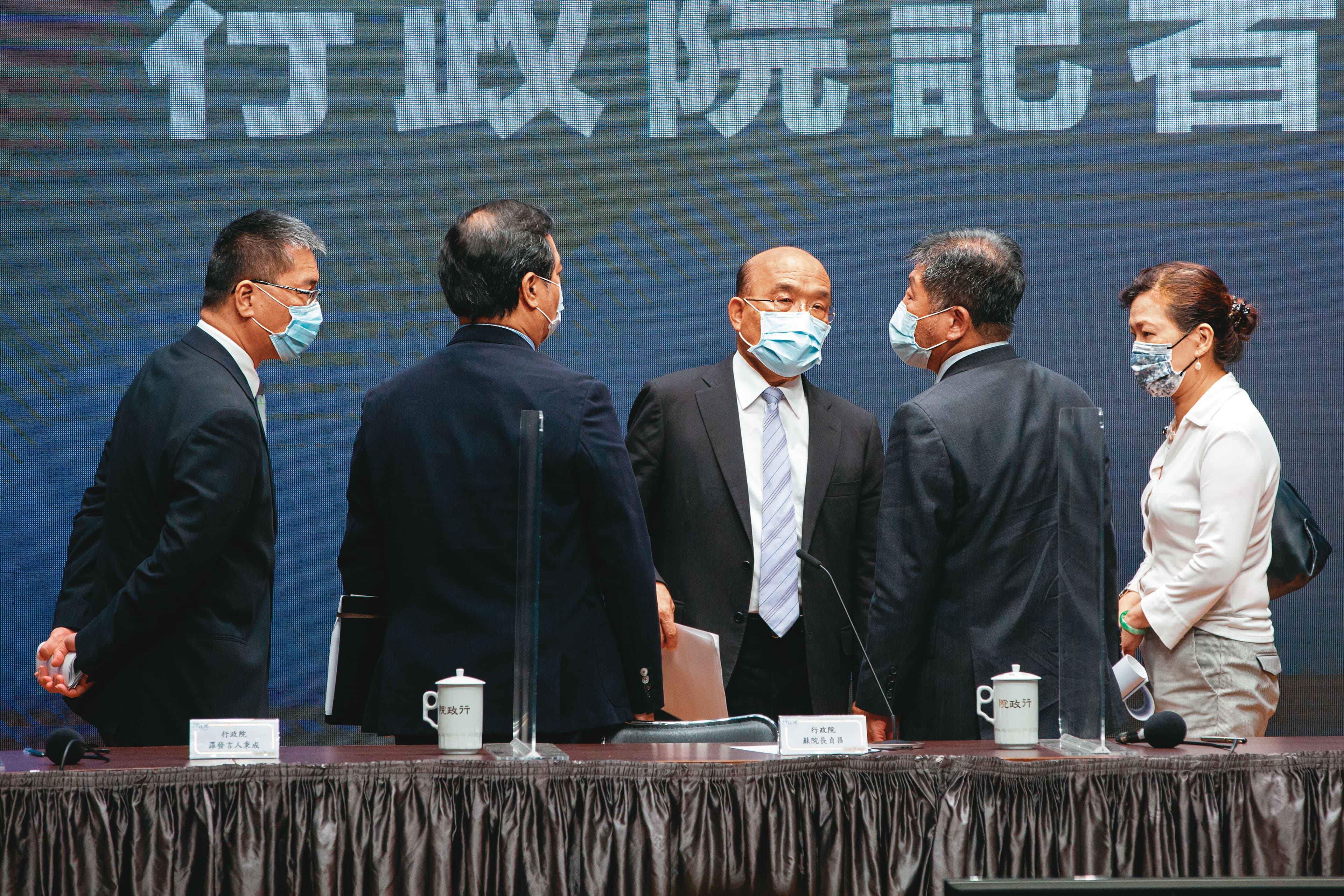 社區感染疫情嚴峻,行政院長蘇貞昌15日與中央流行疫情指揮中心指揮官陳時中等官員合體宣布,雙北市當天立即升級3級警戒。