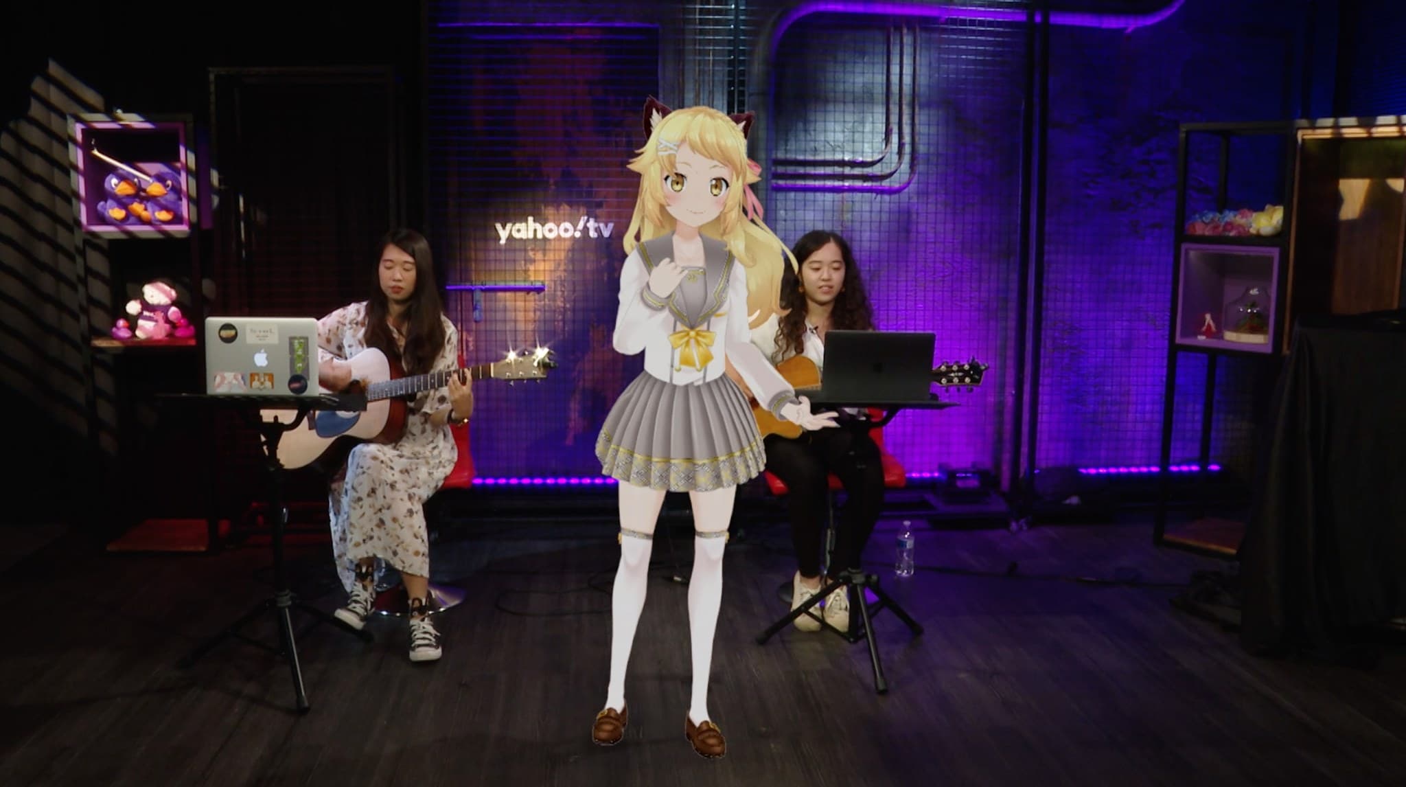 VTuber除了口條要好,還要會唱歌、跳舞,虎妮還與真人樂團同台演出獻唱。(Yahoo TV提供)