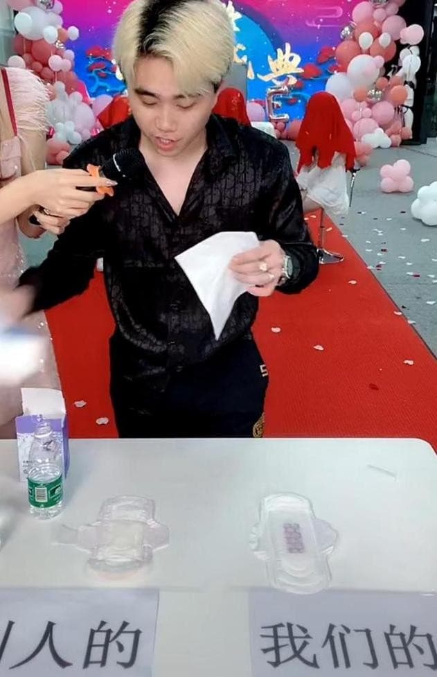 整場直播賺進將近新台幣2億元,連套璐璐使用的衛生棉都拿出來賣。(翻攝自快手直播)