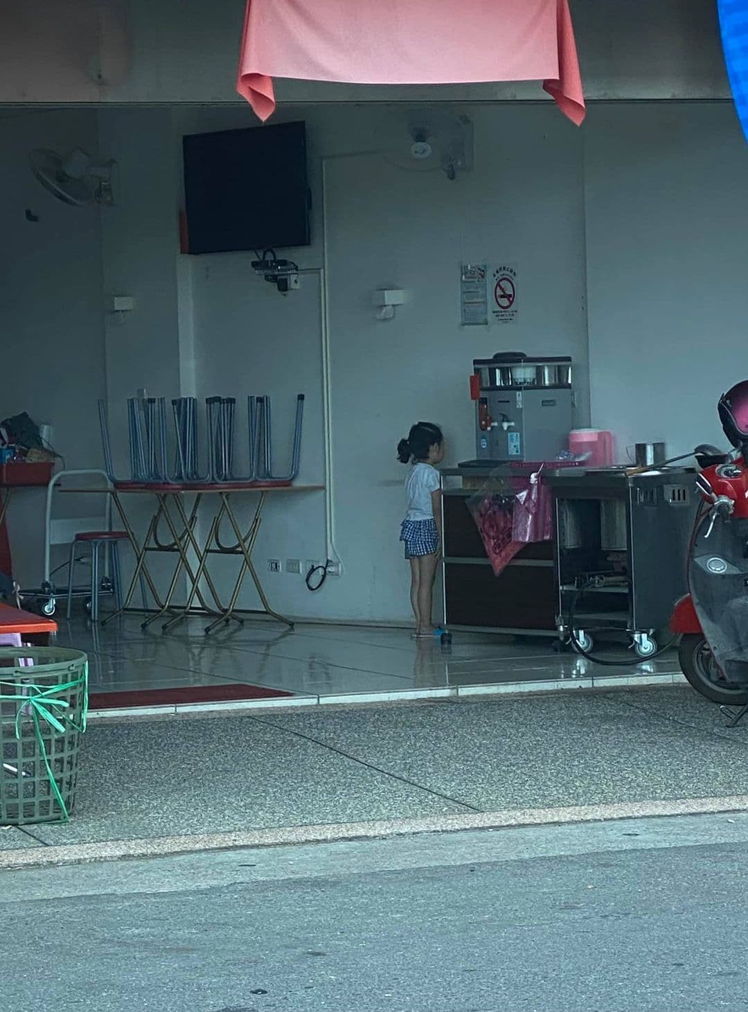 妹妹面壁思過的模樣被路人拍下,引發網友熱議。(翻攝自路上觀察學院)