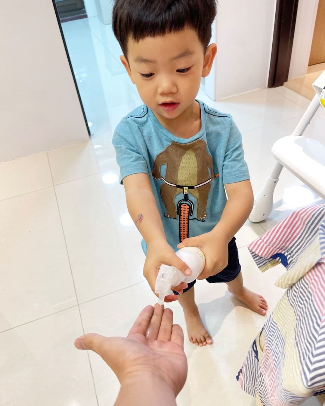 蔡阿嘎才出門3分鐘倒垃圾,也沒遇到人,結果一進家門,蔡桃貴立刻幫忙噴消毒液。(翻攝自「蔡阿嘎」臉書)