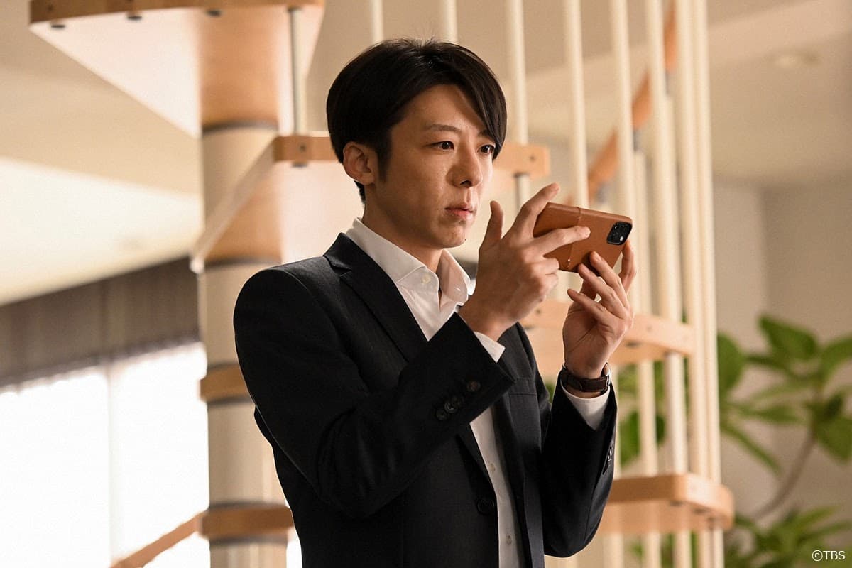 高橋一生從變態殺人魔變成綾瀨遙上身的「一生子」,完美演繹許多細微的女性小動作。(翻攝自TBS)