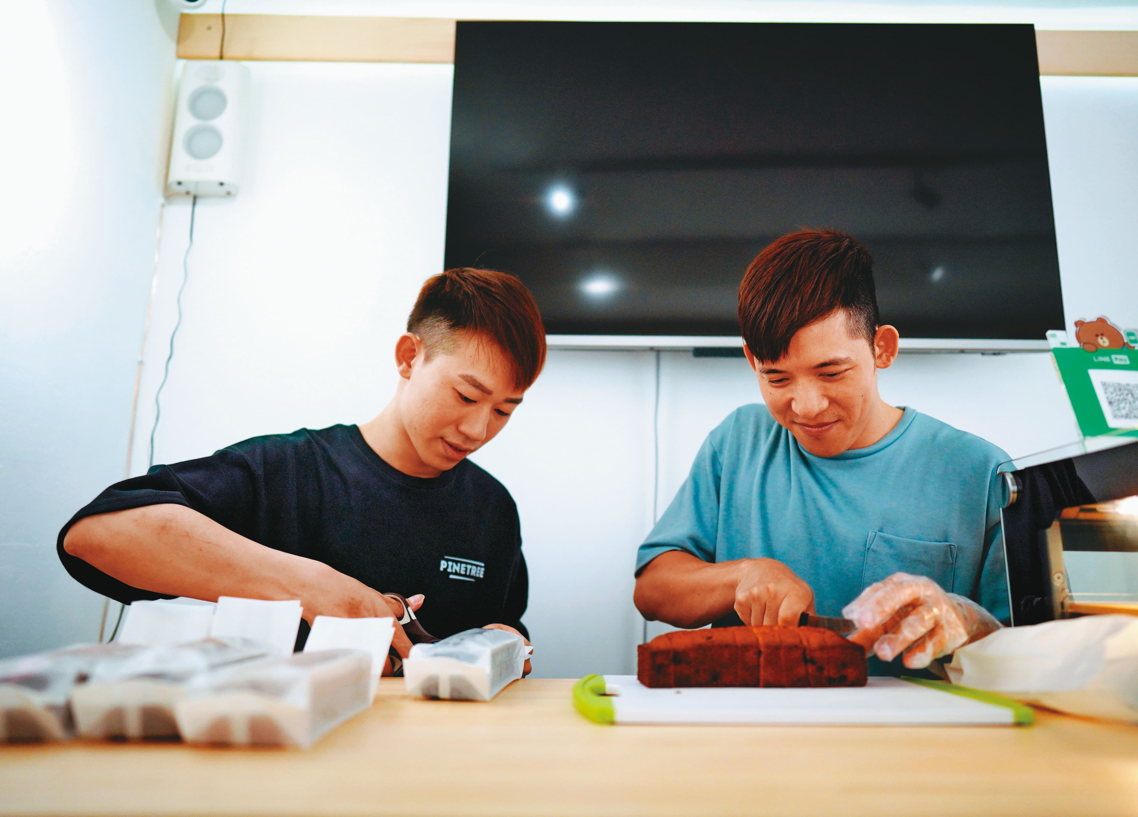 信奇(左)與阿古(右)在高雄共同經營蛋糕店。