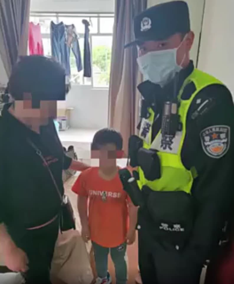 媽媽最後在警方的協助下,成功尋回小男孩。(翻攝自微博)