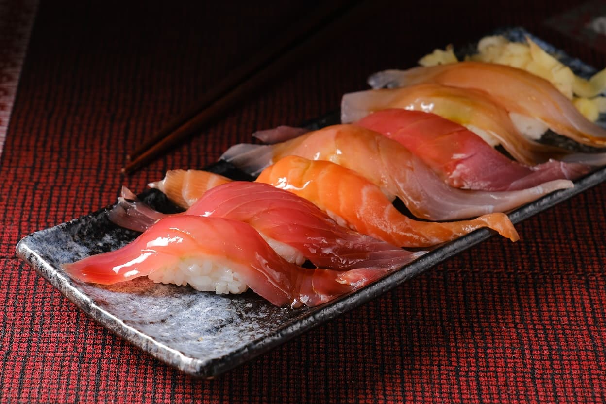 「鈺刺身丼」的「綜合握壽司」配合市場需求而有7貫,能嘗到4種以上魚類,並刷上特製醬油品嘗。(140元/份)