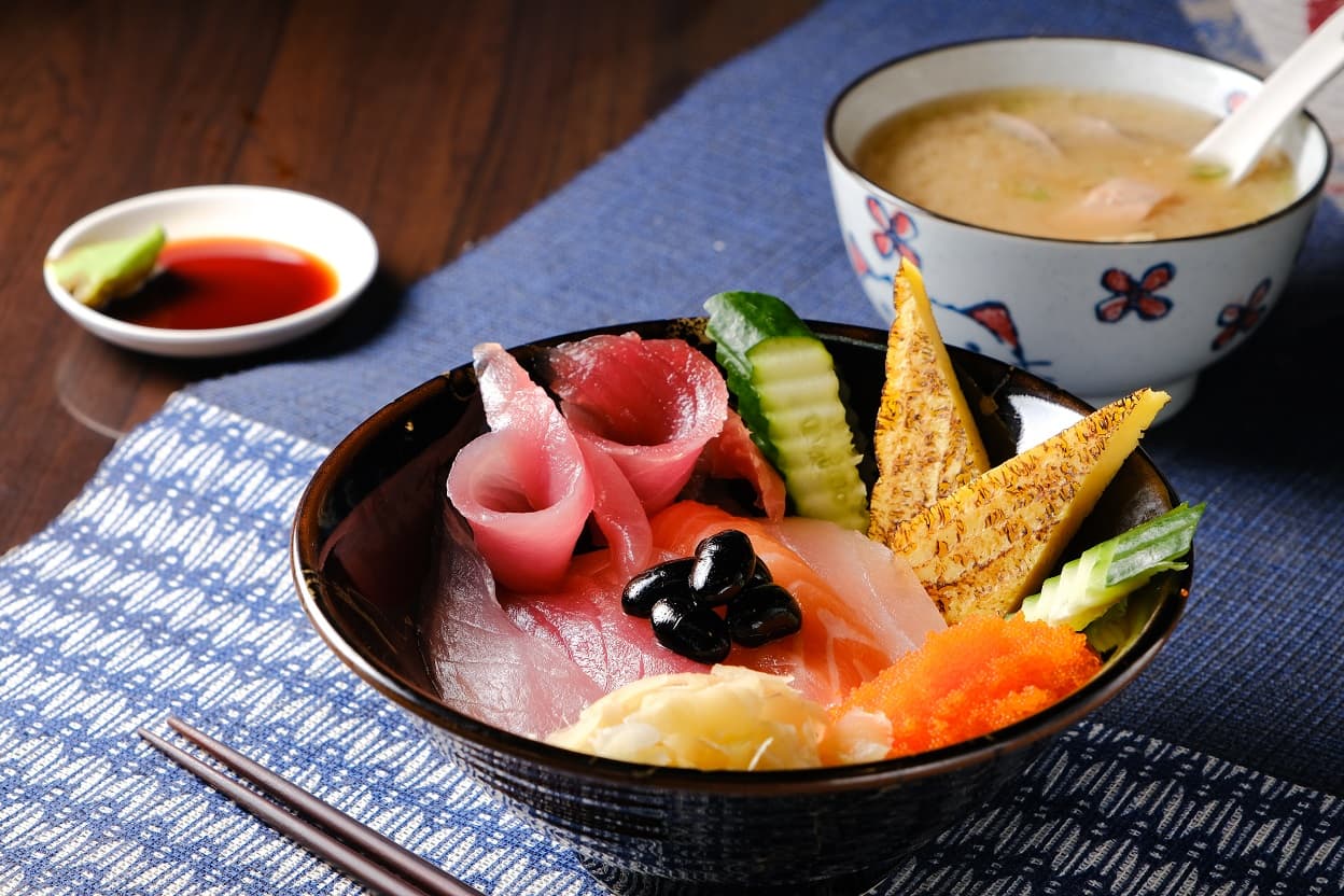 招牌的「綜合刺身丼飯」,價格平實且新鮮。(180元/份)