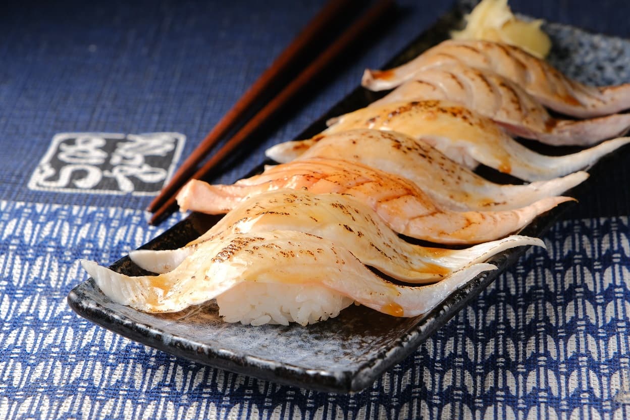 「 綜合炙燒握壽司」適合不敢吃生食的人品嘗,同樣可嘗到魚的鮮度。(180元/份)