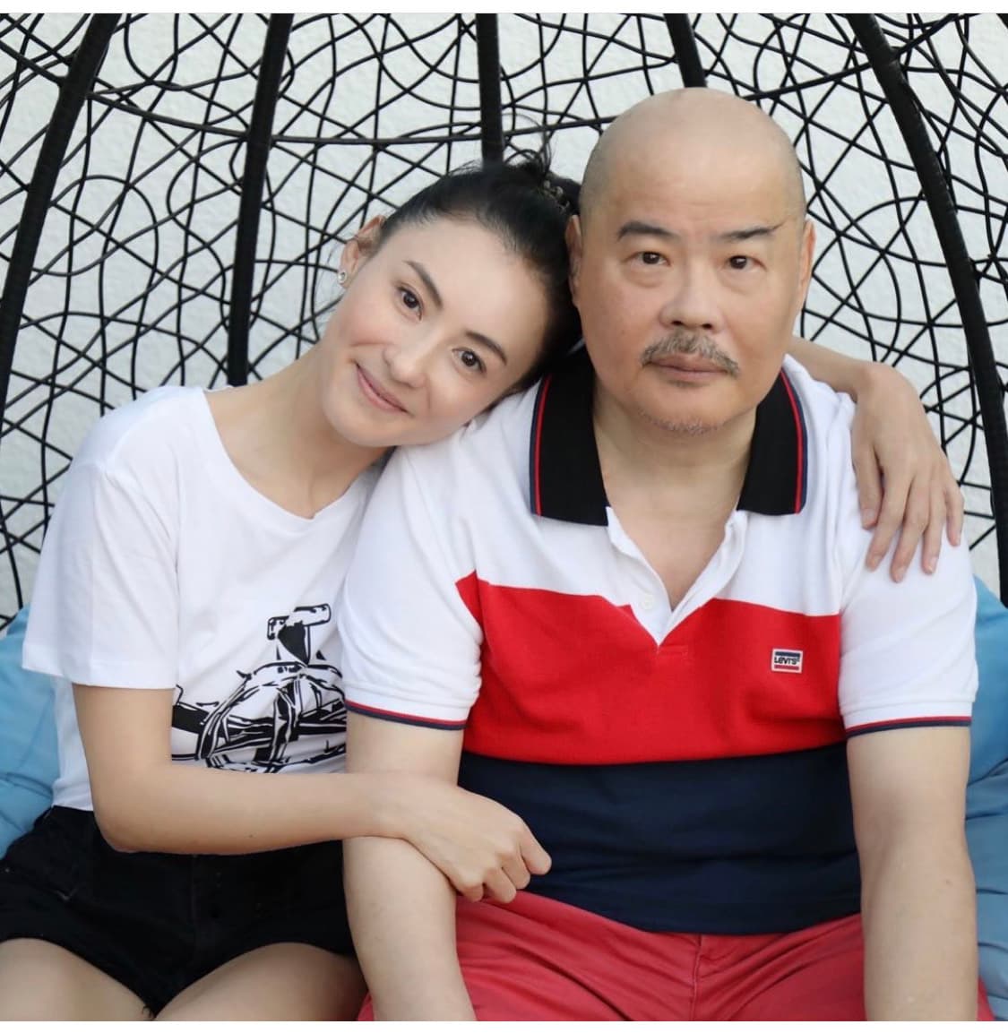 張栢芝坦言從小父親離婚,但一家依舊親密,最愛跟爸爸聊心事,2) 張栢芝坦言從小父親離婚,但一家依舊親蜜,最愛跟爸爸聊心事,(張栢芝微博)