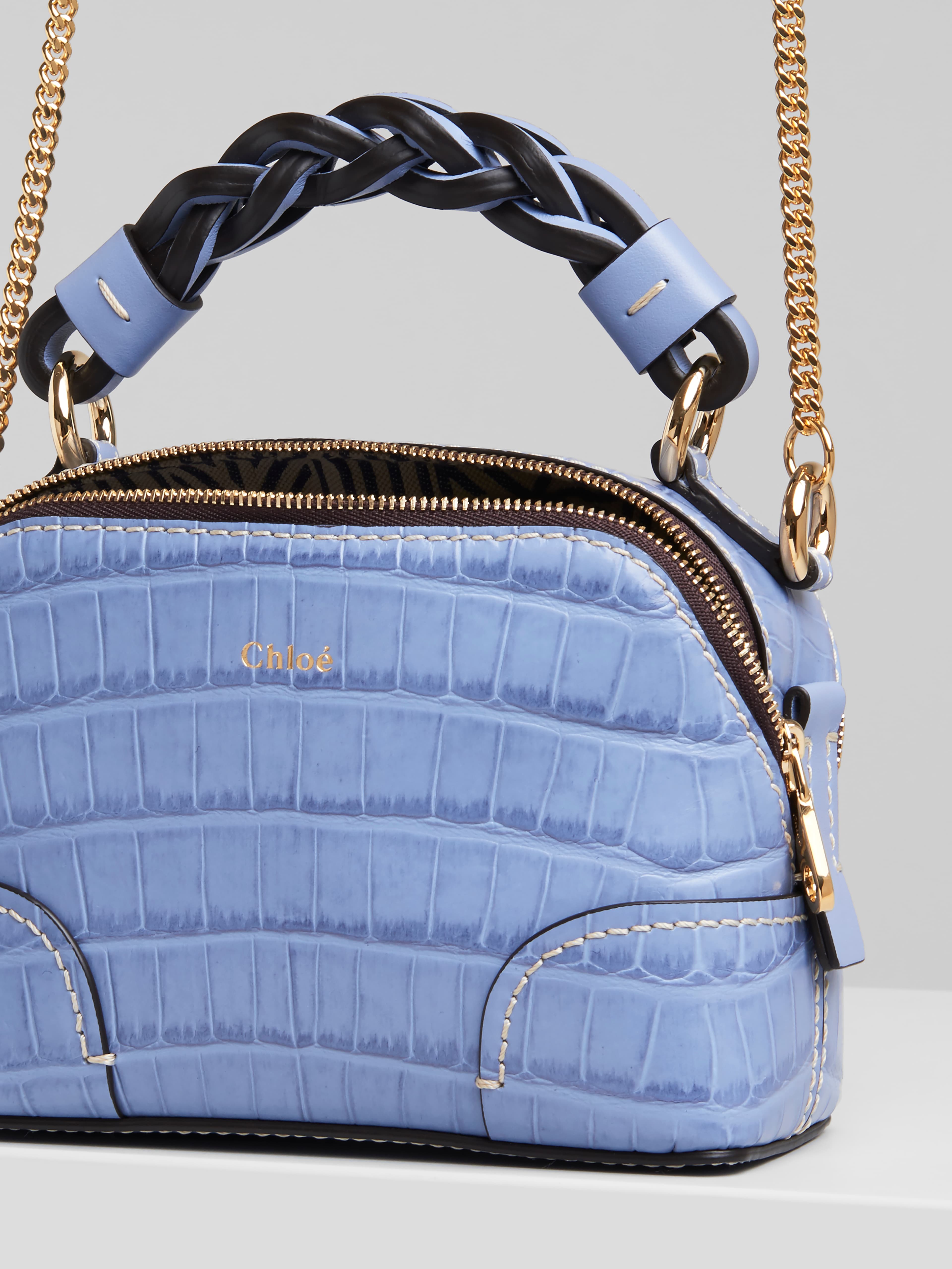 Chloé Daria柔和藍鱷魚壓紋迷你肩背提包。NT$54,800(Chloé提供)
