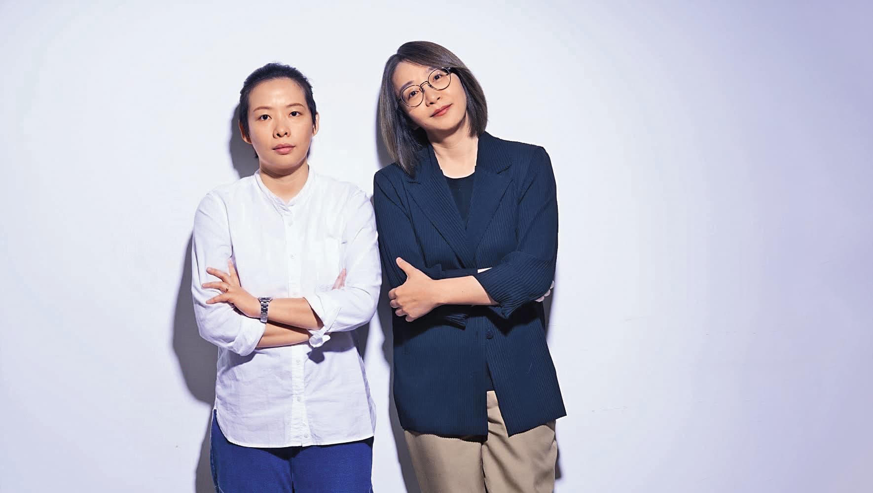大慕影藝創辦人林昱伶(右)宣布今年將開拍4部影視新作,包含簡莉穎(左)與妻子厭世姬共同撰寫的職人劇《人選之人—造浪者》 。(大慕影藝提供)