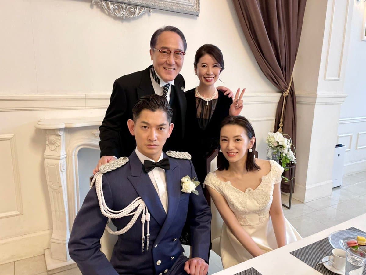 北川景子(前排右)在新劇《離婚活動》中身材相當纖細。(翻攝自三石琴乃Twitter)
