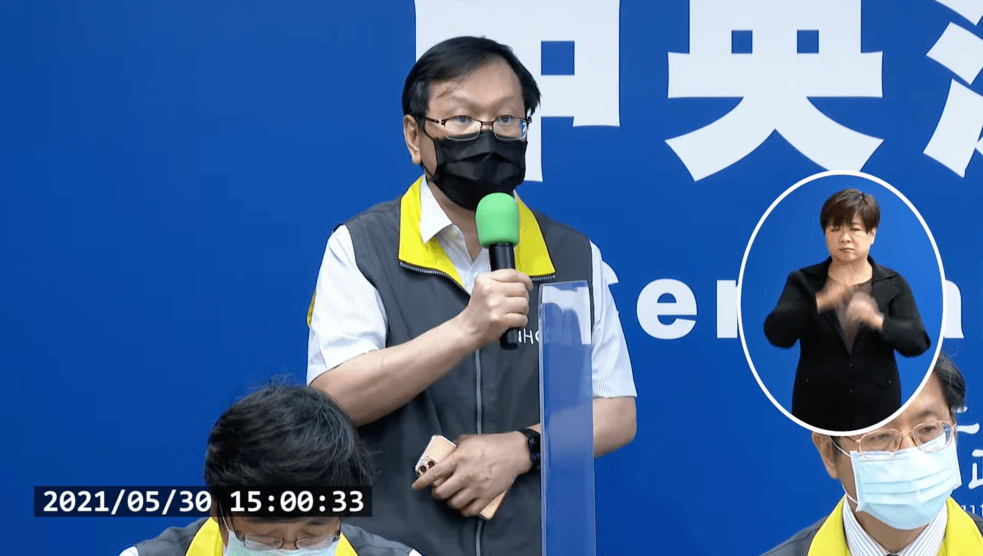 莊人祥回應,澎湖可能的首例本土個案相關情形。(翻攝自疾管署YouTube)