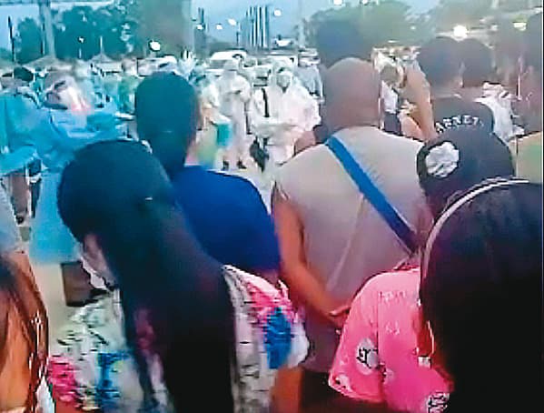 泰金寶碧武里工廠內的緬甸籍員工,二十七日群聚抗議,並在臉書上進行直播。(翻攝facebook.com/groups/977902225608902/permalink/4005608672838227)