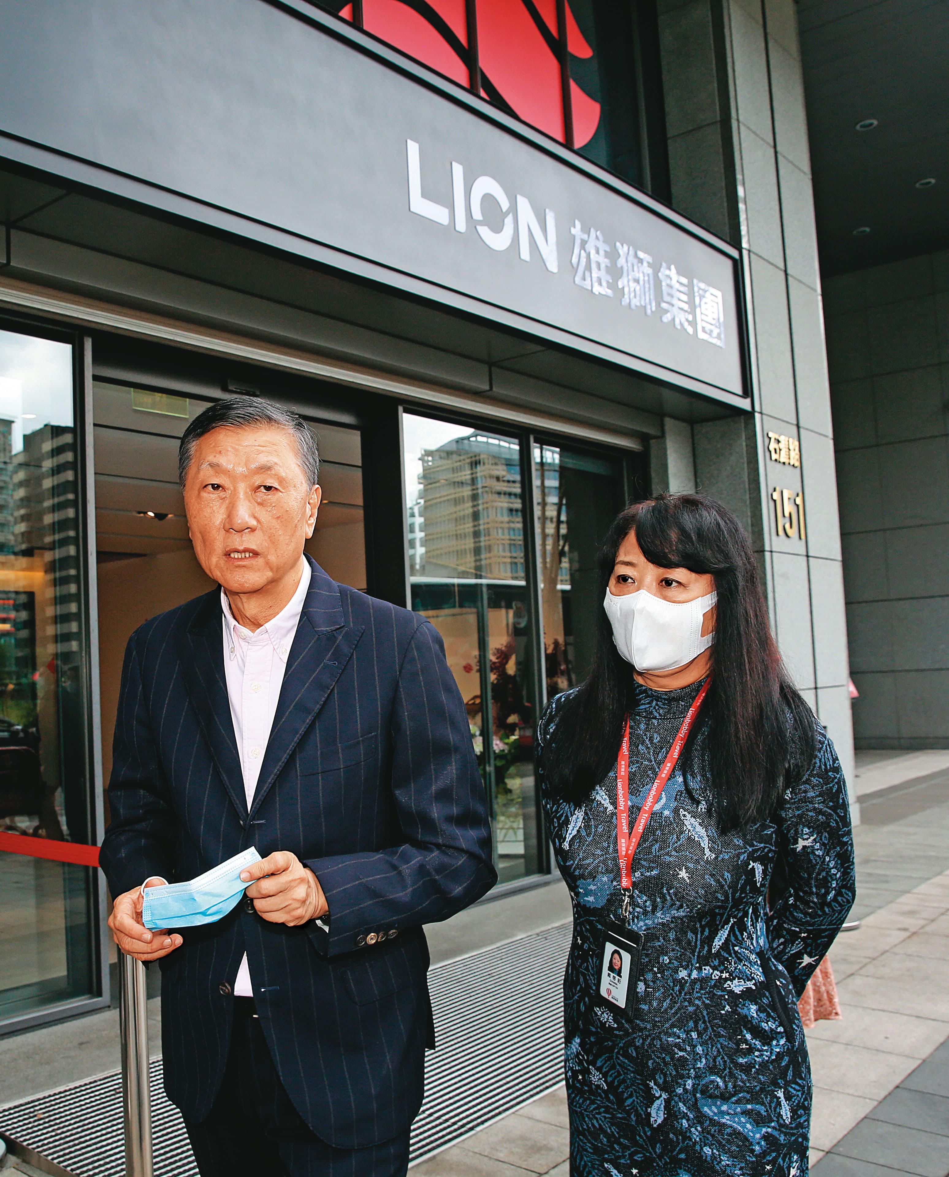 台灣規模最大的雄獅旅行社自疫情爆發後,已連續虧損四個季度,圖左為雄獅董事長王文傑。