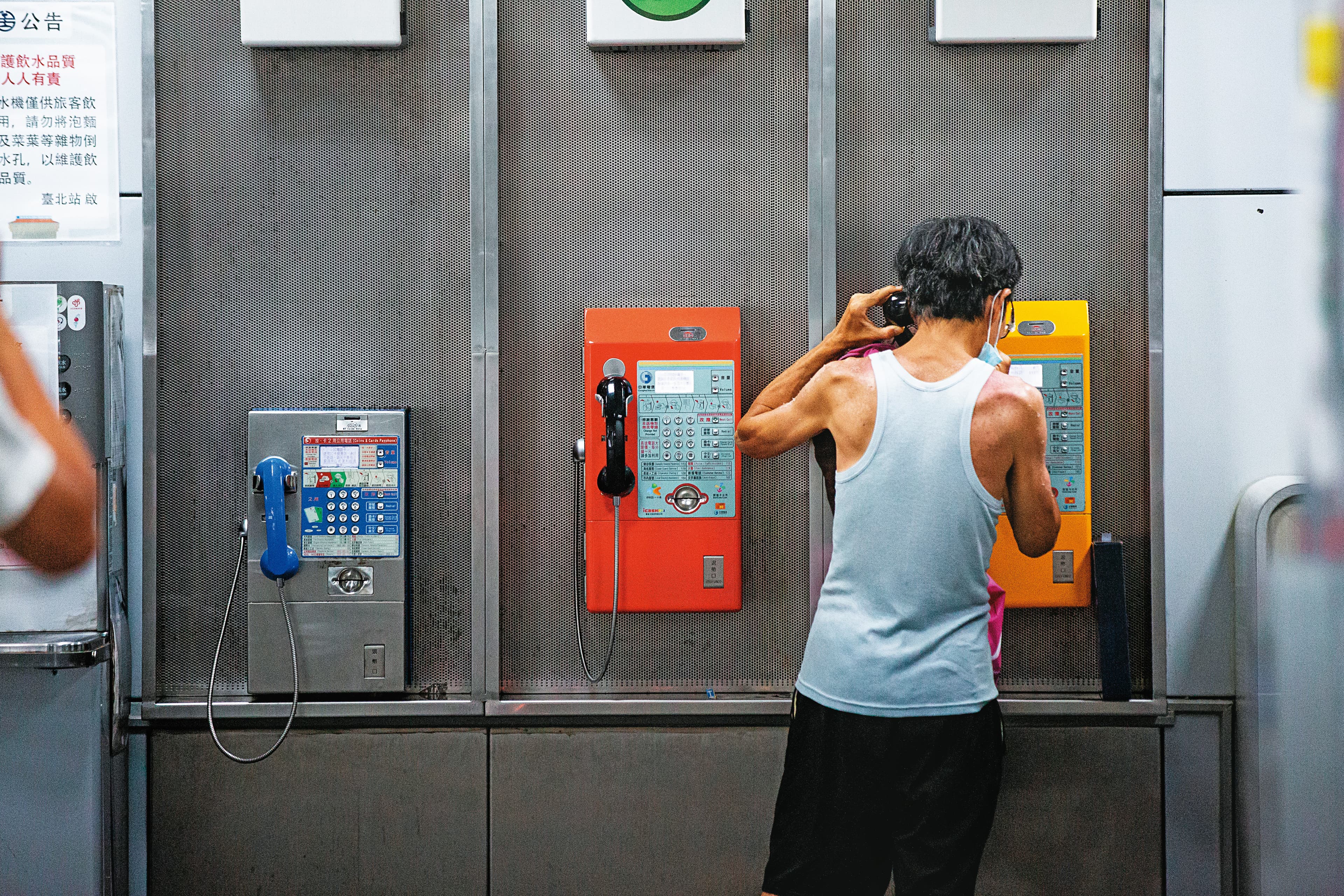 疫情讓公共資源減少,飲水機、充電插座全暫停使用,許多人不知能向何處求助。