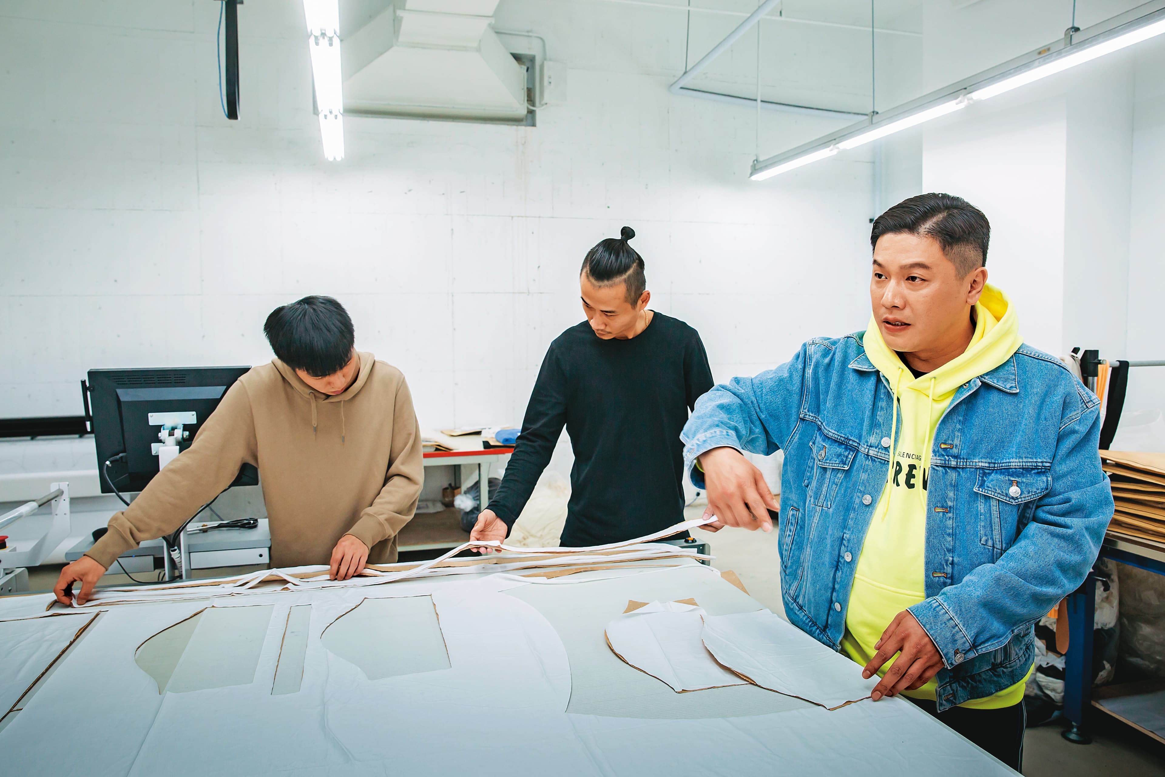 廖承豪(右)的父母經營成衣加工廠,他從小熟悉製衣流程,成為開拓版圖的優勢。
