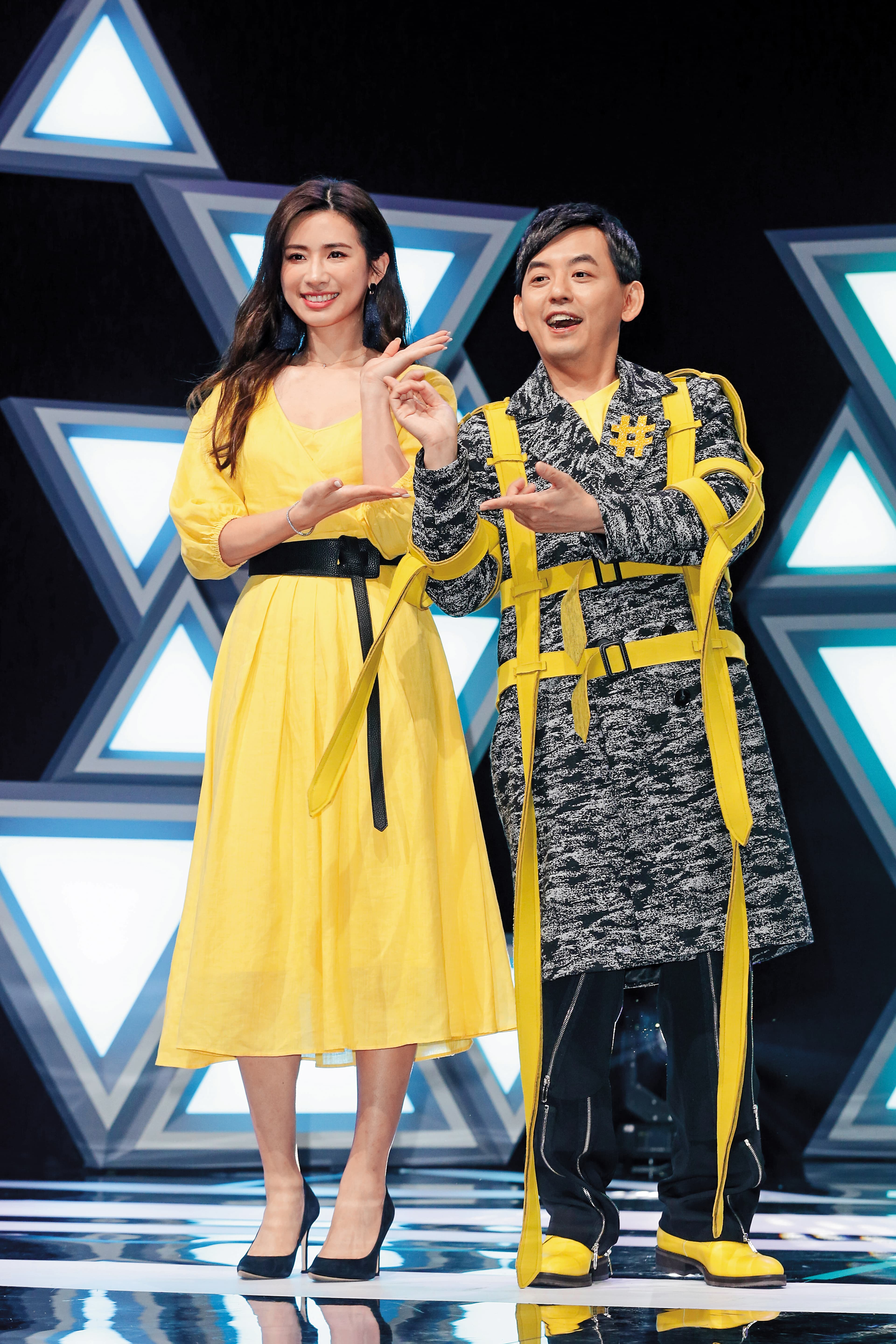 黃子佼(右)攜手趙岱新(左),一起主持TVBS新音樂綜藝節目《#T-POP》。