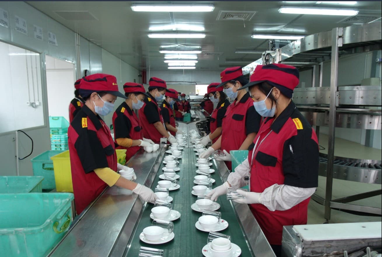 吉維那的清洗服務,屬勞力密集的行業,雖有洗碗機洗碗,仍需人力分類、檢測,人力成本佔七成。在收入衰退80%的狀況下,廖品源直言,人員薪資負擔沉重。(吉維那提供)