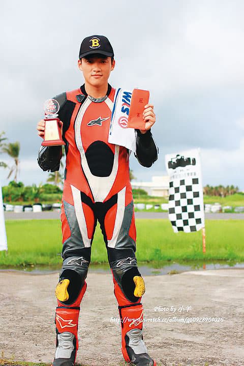 邵維倫宣揚騎士精神,2011年得到TSR賽車比賽年度冠軍。(邵維倫提供)