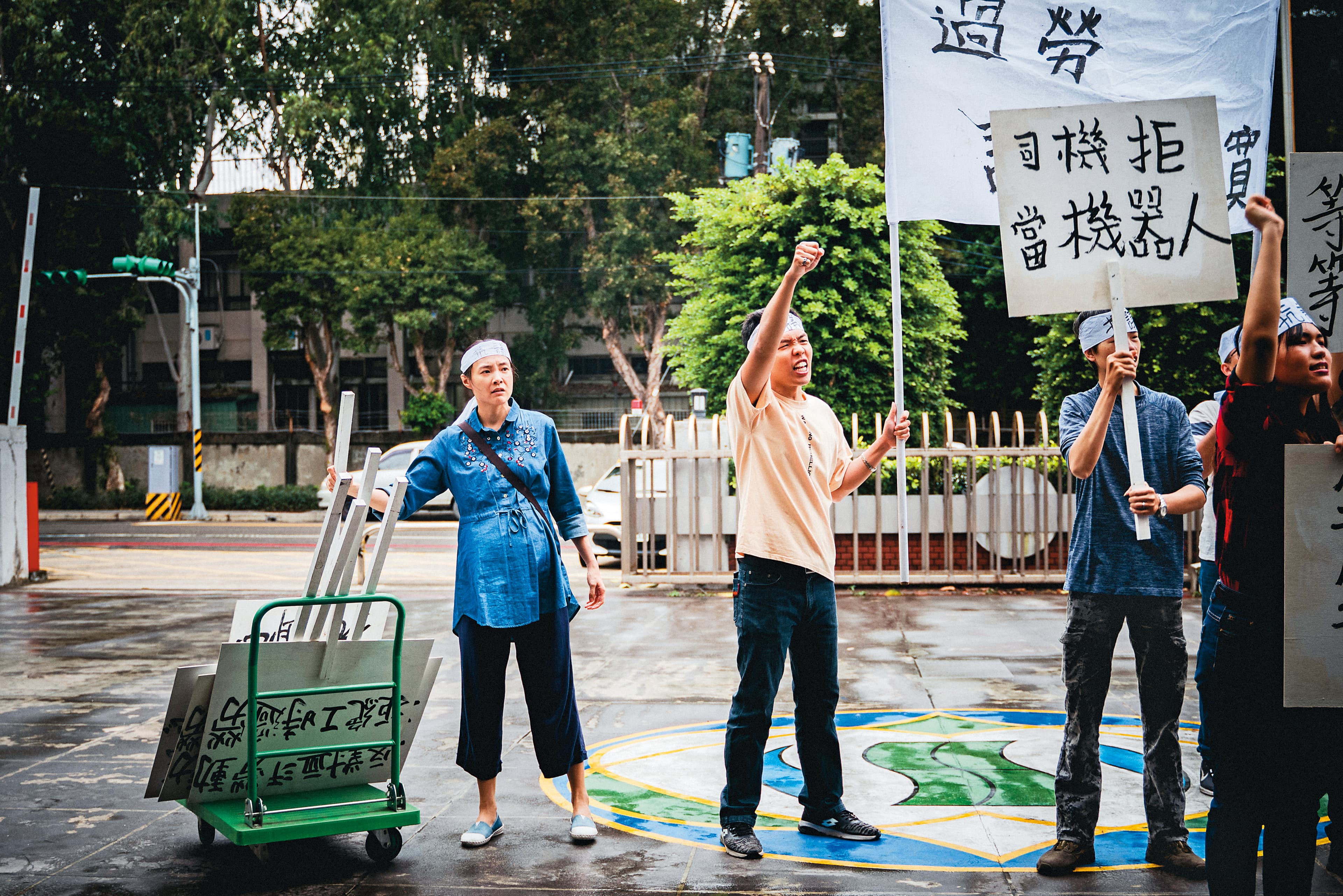 曾珮瑜(左)在戲劇《做工的人》說得一口流利的台語,這次接演台語劇《討債女王》,飾演爭取勞工權益的堅強孕婦,成為此劇的台語擔當。(公視台語台提供)