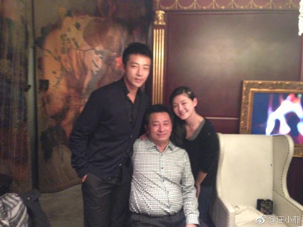 汪小菲(左)8歲那年,父親汪則翰(中)與母親張蘭離婚,從此「爸爸」這個角色在他的人生缺席了!右為大S。(翻攝自汪小菲微博)